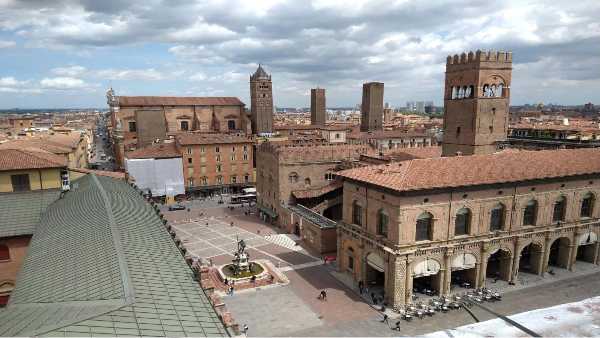Stasera in TV: "La piazza che verrà: Bologna e il cinema" - Un secolo di storie, luoghi, incontri