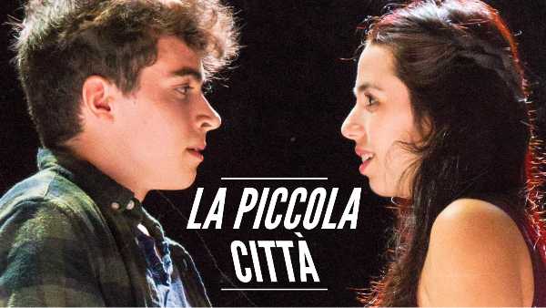 Oggi in TV: "La piccola città" primo docufilm della Scuola del Teatro Musicale - Con la voce narrante di Andrea Delogu e le canzoni di Fabrizio De Andrè