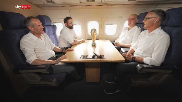 Sky TG24: stasera lo speciale "1982 ANDATA E RITORNO", a bordo dell'aereo dei Mondiali di Spagna Giuseppe De Bellis incontra Beppe Bergomi, Carlo Cottarelli e Giacomo Papi