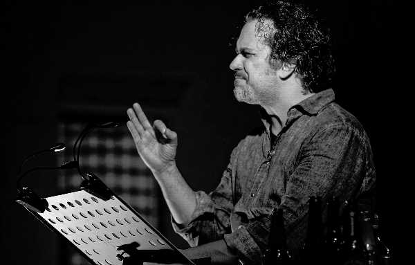 Cent’anni sciolti in un bicchiere, il mito di Charles Bukowski nello spettacolo teatrale di e con Andrea Lupo