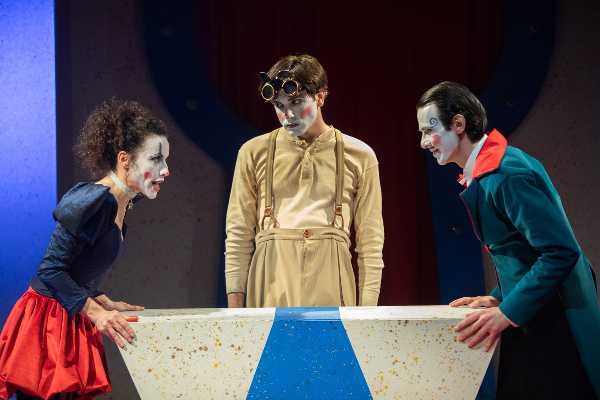 Campania Teatro Festival: oggi Il sogno di Morfeo - Il sogno reale. I Borbone di Napoli - Ogni cinque bracciate
