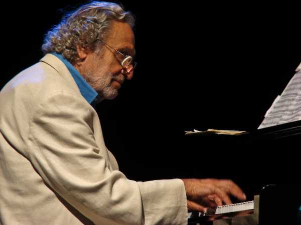 Concerto grosso per Luis Bacalov. Viaggio nelle colonne sonore che hanno fatto la storia del cinema: ospite d'eccezione Maria Grazia Cucinotta