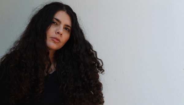 Mishel Domenssain, l’artista messicana che duetta con Caparezza in concerto al Festival delle Colline