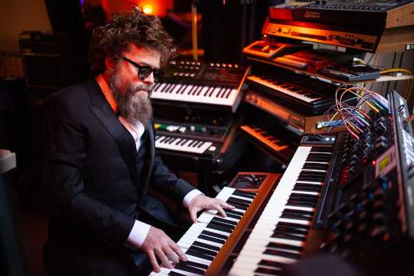 EXTRALISCIO: esce la versione vinile dell’album “ROMANTIC ROBOT” e si esibiscono all’Arena Ennio Morricone di Vasto