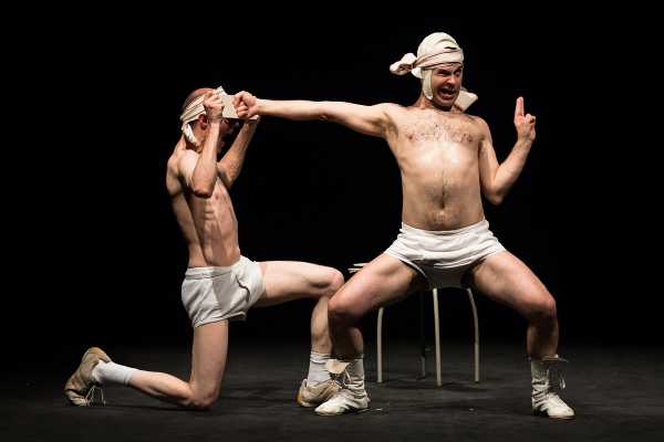 Irriverenti, mordaci, stralunati ed atletici. Il duo belga Okidok sul palco per il 43° Festival La Versiliana
