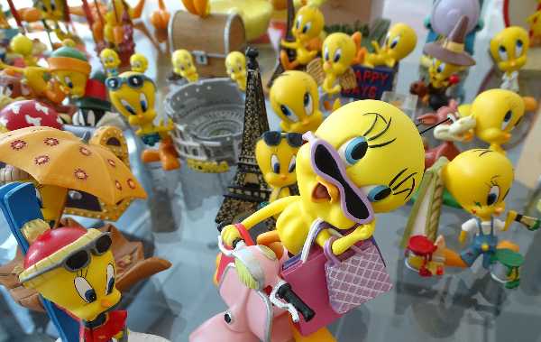 Milano, Uno "stormo" di 1.500 canarini gialli a Casa Sollievo Bimbi di VIDAS