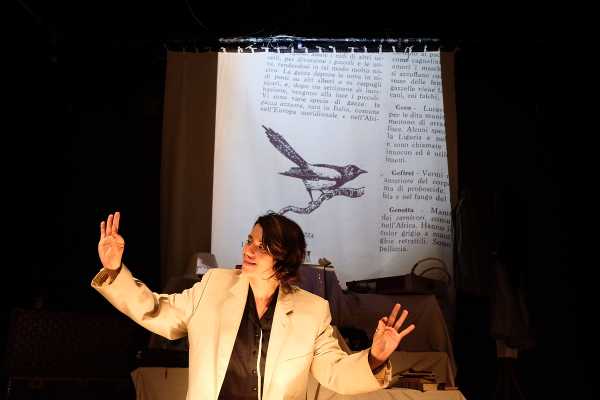 Scansano (GR) - Al teatro Castagnoli debutta Catch Me, fra spettacolo, ready-made e il mistero di 15 audiocassette trovate in un baule