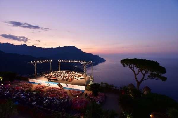 Concerto all’alba di Ravello, per la prima volta sarà diretto da una donna: Erina Yashima