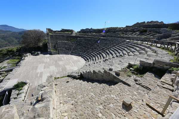 Al via il SEGESTA TEATRO FESTIVAL 2022 con ROBERTO LATINI, VIRGILIO SIENI, MAMADOU DIOUME e molti altri