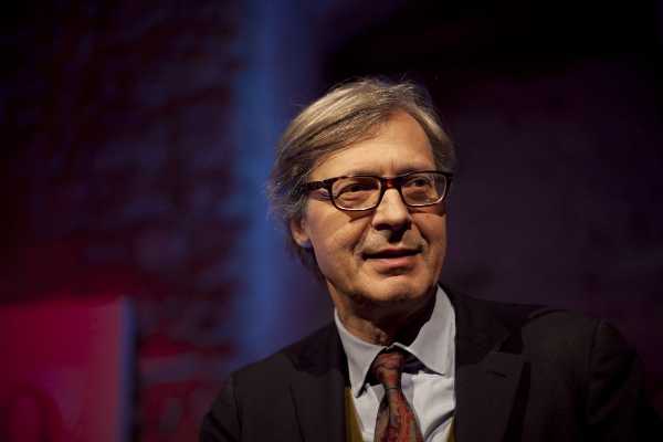 Vittorio Sgarbi sul palco della Versiliana con “Pasolini Caravaggio” in prima nazionale