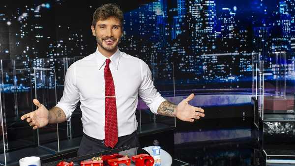 Stasera in TV: Torna "Stasera tutto è possibile" con Stefano De Martino. Tra gli ospiti Rocco Siffredi, Andrea Pucci, Nathalie Guetta 