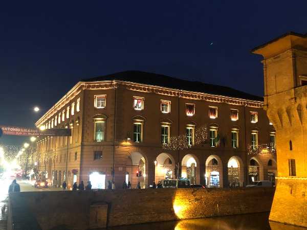 Caro bollette, il Teatro Comunale di Ferrara spegne le luci. Il direttore artistico Corvino: "Teatri a rischio e situazione insostenibile, diamo un segnale"