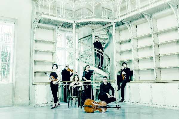 Inaugura la stagione concertistica dell'Accademia Filarmonica Romana con scenografica esecuzione di "Vox Balenae" di George Crumb
