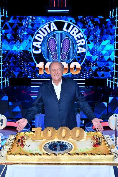 Canale 5 - Gerry Scotti festeggia con i super campioni del game show le 1000 puntate di "CADUTA LIBERA"