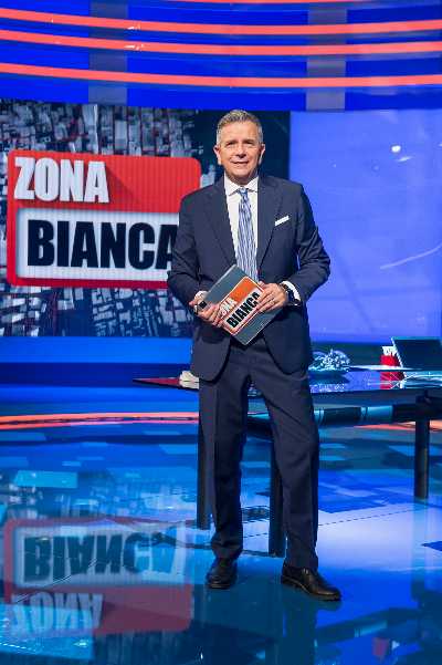 Rete 4 - A "ZONA BIANCA" Giuseppe Brindisi ospita Matteo Renzi - Tra i temi: il carobollette - Il reddito di cittadinanza - I diritti della comunità LGBTQ+