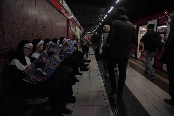Milano: suore scatenate ‘stupiscono’ la città, incredulità e allegria su metro e nelle piazze per la presentazione del musical Sister Act