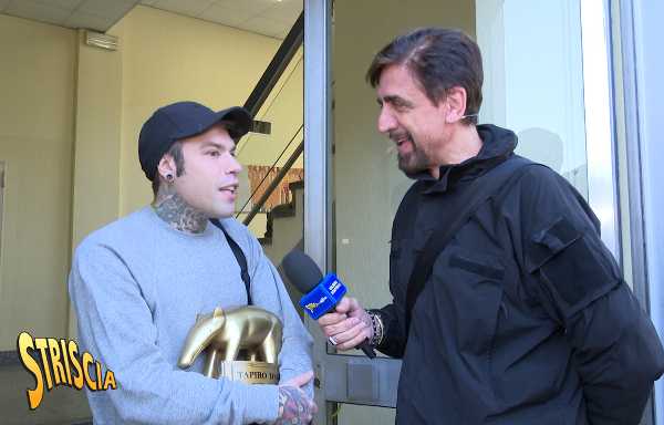 STRISCIA - Settimo Tapiro d'Oro per Fedez per la polemica sul presunto sfruttamento di Leone
