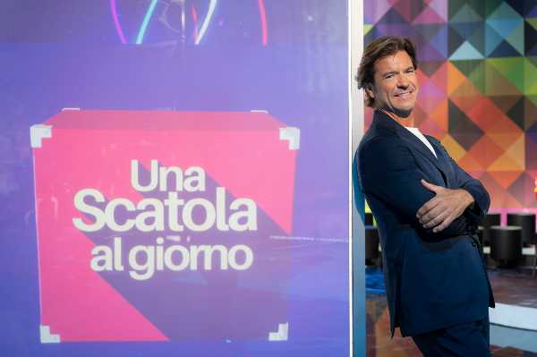 RAI2, Da stasera PAOLO CONTICINI conduce UNA SCATOLA AL GIORNO RAI2, Da stasera PAOLO CONTICINI conduce UNA SCATOLA AL GIORNO