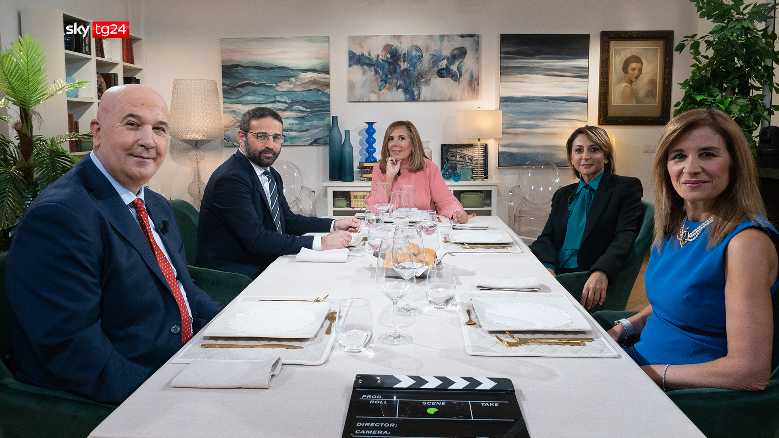 SKY TG24 - "A CENA DA MARIA LATELLA" - Ospiti Giuseppe de Bellis, Paola Minaccioni, Antonio Noto e Mara Panajia