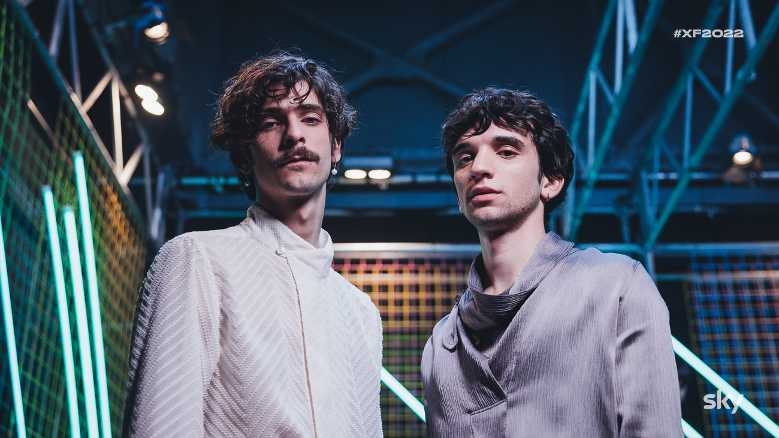 X FACTOR 2022-LIVE SHOW - TUTTI CONTRO TUTTI: doppia manche (una con la “giostra”, l’altra con l’orchestra) e doppia eliminazione - Ospiti: LAZZA e ROSA LINN