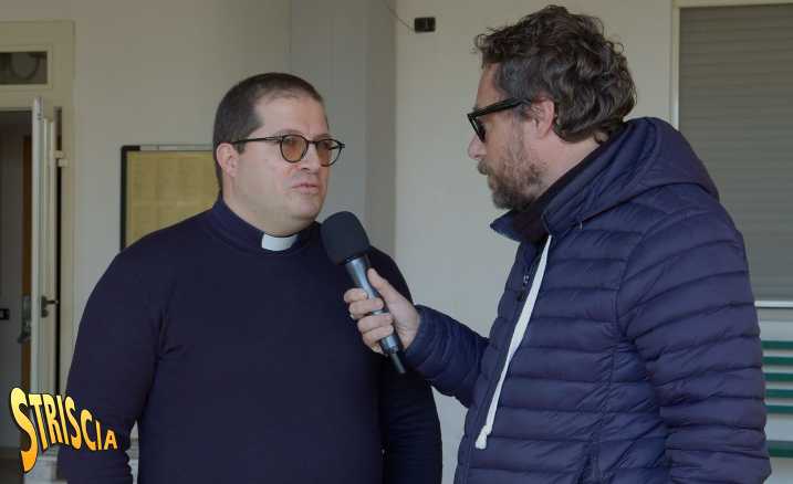 Stasera a Striscia la notizia (Canale 5, ore 20.35) Pinuccio torna sul caso di Aboubakar Soumahoro, da poche ore autosospesosi da deputato di Alleanza Verdi e Sinistra, con la prima e unica intervista televisiva a don Andrea Pupilla, direttore della Caritas Diocesana di San Severo. Soumahoro in passato aveva raccolto 16mila euro per fare dei regali ai bambini del ghetto di San Severo, annunciando con gran risalto l’iniziativa vestito da Babbo Natale in un video. Sono mai arrivati quei regali ai piccoli? Don Andrea Pupilla assicura che «nel ghetto di Torretta Antonacci bambini non ce ne sono». «Non entro nel merito della vicenda giudiziaria, ma c’è un problema di coerenza», continua don Andrea, che aggiunge: «Non puoi accusare le associazioni del territorio di fare business dell’immigrazione e poi in casa tua salta fuori questa situazione. È un problema su un piano morale». Pinuccio aggiunge che chi era sul territorio sapeva da tempo di queste voci controverse su Soumahoro e chiede all’onorevole Nicola Fratoianni, sponsor politico di Aboubakar: «Se avevi avuto notizia di qualcosa che non andava non sarebbe stato meglio approfondire prima di candidarlo?». Candidatura che non convince neanche Don Andrea: «La scelta dei candidati va fatta con più oculatezza, ascoltando i territori: i rappresentanti del popolo devono essere scelti dalla base. Non so se Soumahoro abbia “utilizzato” il ghetto per crearsi una carriera: mi limito a dire che non bisognerebbe servirsi dei poveri, ma servire i poveri. E non strumentalizzare». Aboubakar Soumahoro è finito nell’occhio del ciclone per lo scandalo delle cooperative sociali gestite dalla moglie e dalla suocera (che è stata indagata) per stipendi non pagati, maltrattamenti, lavoro nero e fatture false e per i fondi spariti dalla Lega Braccianti, dopo le accuse, raccolte da Striscia la notizia, di due suoi ex soci. Il servizio completo questa sera a Striscia la notizia (Canale 5, ore 20.35). STRISCIA LA NOTIZIA - CANALE 5 - ORE 20.35 TWITTER @Striscia - INSTAGRAM @striscialanotizia - FACEBOOK @Striscia - TIKTOK @striscialanotizia SITO UFFICIALE DEL PROGRAMMA www.striscialanotizia.mediaset.it