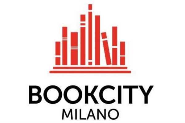 La serata d’apertura dell’undicesima edizione di BookCity Milano, intitolata Indagare l’animo umano, si terrà mercoledì 16 novembre alle 20.30 al Teatro Dal Verme: l’ospite d’onore sarà lo scrittore norvegese Karl Ove Knausgård. Celebre per le sue opere d’ispirazione autobiografica caratterizzate dalla commistione di generi e di stili, Knausgård è una delle voci più significative del panorama letterario europeo contemporaneo, ma anche una delle più misteriose: refrattario alle apparizioni in pubblico, Indagare l’animo umano sarà il suo primo importante evento pubblico in Italia. Come da tradizione, Knausgård riceverà il Sigillo della Città dal Sindaco di Milano e sarà protagonista di un dialogo con lo scrittore e critico letterario Emanuele Trevi, Premio Strega 2021; seguirà una riflessione della scrittrice Melania Mazzucco, Premio Strega 2003, dedicata al tema dell’anno, quella vita ibrida che sarà il focus principale di BCM22. Condotta dalla scrittrice Giovanna Zucconi, la serata vuole mettere in luce il ruolo fondamentale della letteratura nell’indagare l’animo: strumento imprescindibile per la comprensione di una società sempre più complessa, e sempre più ibrida, in tutte le sue parti. L’ingresso è libero fino a esaurimento posti.
