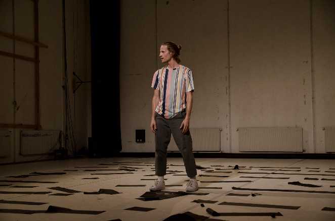 Il coreografo e danzatore bolognese Massimo Monticelli in prova aperta al Lavatoio di Santarcangelo, all’interno del programma di residenze artistiche KRAKK