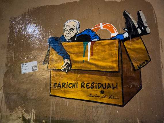 "Piantedosi, carico residuale", l'ultima opera della street artist LAIKA