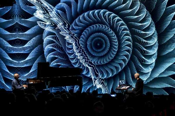 DANILO REA/PAOLO SCOPPOLA: SOUNDMORPHOSIS. Domani al RJF22 il visionario concerto fra musica e Intelligenza Artificiale
