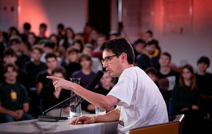 RaiPlay, Valerio Lundini ospite di "La Conferenza Stampa", disponibile in esclusiva da oggi