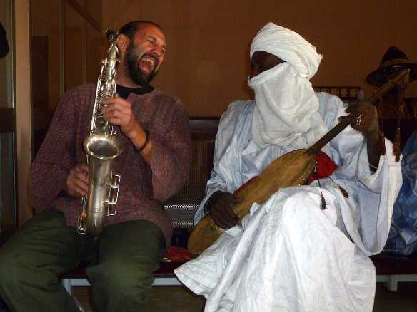 “Mali blues” e “Terravetro” live: il suono contemporaneo dal Mediterraneo al deserto