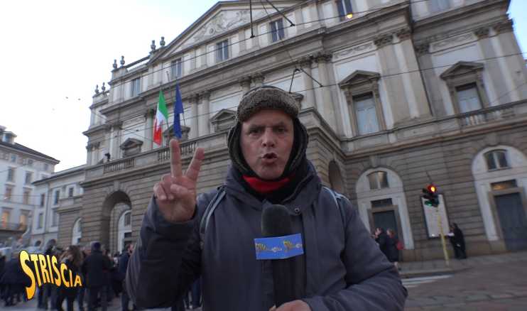 STRISCIA - Questa sera l'immancabile appuntamento con Enrico Lucci alla Prima della Scala di Milano