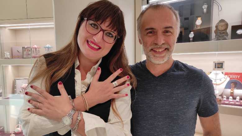 L'artigiano livornese che lotta contro le discriminazioni fa impazzire VIP e personaggi