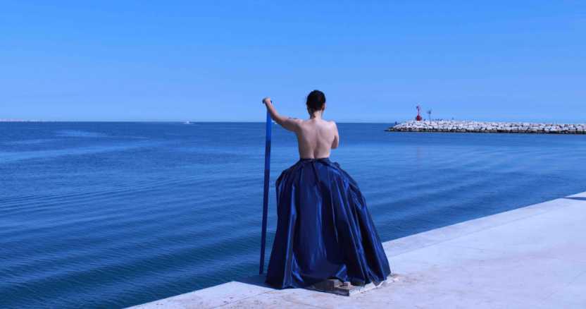“Thinking Blind”: un atto di resistenza contro la decadenza in omaggio a Derek Jarman