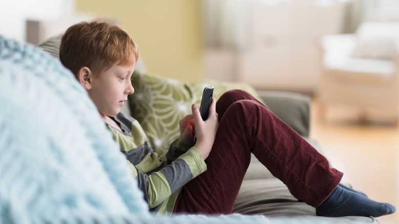 Salute, Psicologi Toscana: "Bambini dormono sempre meno per uso dei social"