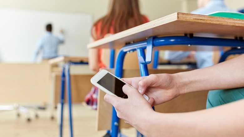 Stop ai cellulari in classe: circolare del Ministero inviata alle scuole. Valditara: “Tuteliamo l’apprendimento dei ragazzi e il rispetto per i docenti”