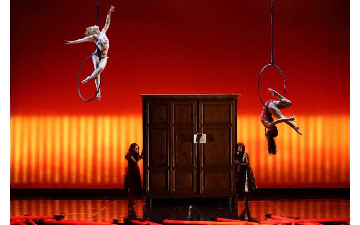 Nuda, la nuova creazione di Daniele Finzi Pasca - un lavoro denso di mistero e di stupore, tra teatro, danza, acrobazia, circo e opera