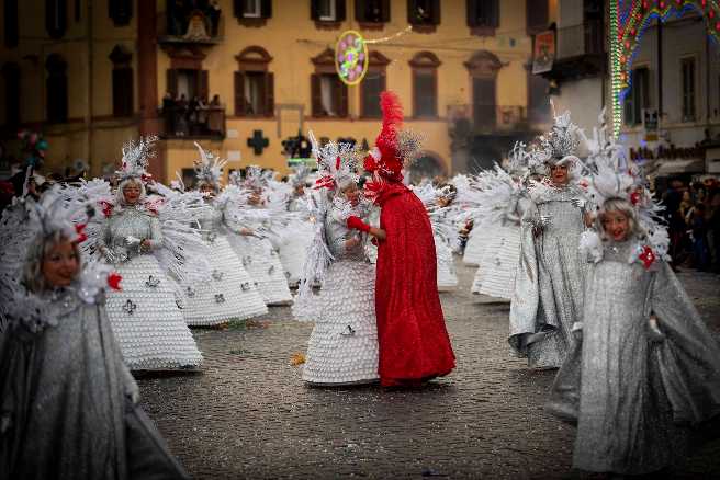 CARNEVALE DI RONCIGLIONE - Torna uno dei carnevali più celebri d’Italia. Nasi Rossi, Parata Storica degli Ussari, Saltarello, carri allegorici, bande e degustazioni
