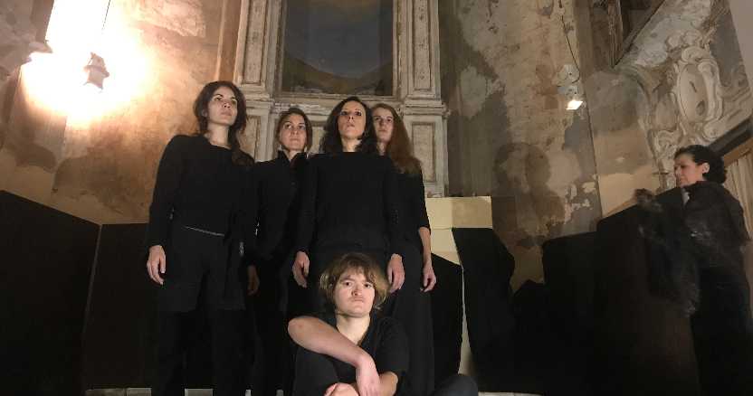 "Antigone DA / A studio sulla tragedia di Sofocle”, spettacolo diretto da Emanuela Rolla in scena al Teatro Garage- Sala Diana di Genova "Antigone DA / A studio sulla tragedia di Sofocle”, spettacolo diretto da Emanuela Rolla in scena al Teatro Garage- Sala Diana di Genova