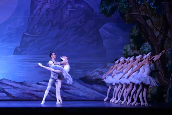 Il lago dei cigni di Čajkovskij al Teatro Comunale di Ferrara: l’acclamato Russian Classical Ballet di Mosca torna a un anno di distanza con uno spettacolo senza tempo