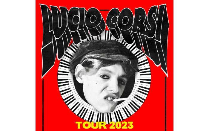 Lucio Corsi, cantautore e musicista toscano, ripartirà nel maggio 2023 per il suo nuovo tour solista, prodotto da Ponderosa Music & Art, che preannuncia inoltre l’uscita di un nuovo e attesissimo album. Nel mese di maggio, il tour toccherà cinque città d’Italia e vedrà il cantante esibirsi live: il 5 maggio al Lumière di Pisa, il 7 maggio all’Alcatraz di Milano, il 10 maggio al Monk a Roma, il 12 maggio all’Hiroshima Mon Amour di Torino e il 13 maggio al Locomotiv Club di Bologna. Lucio Corsi si è affermato sulla scena cantautoriale per il suo stile originale che mescola il rock d’autore alle sonorità folk di canzoni surreali che lo rendono un autore e musicista dalla cifra unica e una poetica altamente riconoscibile nel panorama nazionale. Apprezzato dal grande pubblico dopo l’esordio nel 2015 con il disco “Altalena Boy / Vetulonia Dakar” e nel 2017 di “Bestiario Musicale”, è nel 2020 con “Cosa faremo da grandi?” – prodotto da Francesco Bianconi e Antonio Cupertino per la Sugar Music – che il cantautore viene consacrato tra le più interessanti personalità musicali della sua generazione e pioniere del genere ‘cantautorato glam’. Il ritorno live in cinque concerti di Lucio Corsi costituirà l’anteprima di un tour estivo che lo vedrà impegnato in altre città italiane con la sua band. I biglietti del tour saranno disponibili a partire dalle ore 12.00 di martedì 31 gennaio sui principali circuiti di prevendita, accessibili a questo link [https://ponderosa.it/artist/lucio-corsi/]. Biografia dell’artista Lucio Corsi, classe 1993, è originario di Vetulonia (GR) ed è una delle più interessanti personalità musicali della sua generazione. Mescola il cantautorato, al folk pop ed al glam rock in un sound figlio di interessi ed influenze musicali estremamente diverse tra loro. Lucio si appassiona alla musica sin da bambino, guardando The Blues Brothers, e già dal 2011 compone i suoi primi brani e si esibisce nei locali e nelle piazze della sua città. Le sue influenze iniziali sono quelle dei Genesis e di Peter Gabriel che lo portano a concepire brani sperimentali e di rock progressivo, ma subito dopo si avvicina anche al cantautorato italiano e ad artisti quali Flavio Giurato e Ivan Graziani che ispirano gran parte della sua produzione. Nel 2014 pubblica il suo primo EP Vetulonia Dakar, che gli permette nello stesso anno di partecipare al MIAMI Festival con il brano “Le Api” e di aprire il concerto degli Stadionella serata finale di Festabiente. Il suo secondo EP è Altalena Boy (2015), che successivamente viene accorpato a Vetulonia Dakar nel primo effettivo album in studio di Corsi: Altalena Boy/Vetulonia Dakar (2015), molto apprezzato per il suo stile glam e i testi a tratti surreali. Nel 2017 pubblica il secondo album Bestiario Musicale che si presenta come un concept album a tema favolistico: ognuno degli otto brani è dedicato ad un animale della Maremma. Nel corso dello stesso anno apre i concerti di Brunori Sas e dei Baustelle, coltivando l’amicizia con Francesco Bianconi insieme al quale viene scelto come testimonial per la campagna di Gucci “Cruise 2018” dal direttore artistico Alessandro Michele. Nel 2020 Lucio Corsi pubblica Cosa faremo da grandi?, prodotto da Francesco Bianconi e Antonio Cupertino per la Sugar Music, viene accompagnato dalle opere visionarie del regista Tommaso Ottomano e riceve grandi apprezzamenti sia dagli addetti ai lavori che dal grande pubblico. OndaRock lo definisce «Un compendio di sonorità orchestrali e riff degni del Bowie più glam (“Freccia bianca” su tutte) che si snodano soavemente tra una strofa e l’altra, tra un abbraccio e il ricordo di un sogno mai realizzato».