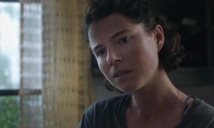 In prima tv su Sky Cinema e NOW stasera LA FIGLIA OSCURA di Maggie Gyllenhaal, tratto dall’omonimo best-seller di Elena Ferrante