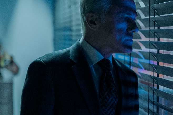 Prime Video annuncia la data di uscita e svela le prime immagini della nuova serie thriller con Christoph Waltz, "The Consultant"