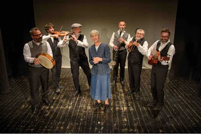 A Gubbio e Magione in scena "Cosa nostra spiegata ai bambini" di Stefano Massini, con Ottavia Piccolo e I Solisti dell’Orchestra Multietnica di Arezzo A Gubbio e Magione in scena "Cosa nostra spiegata ai bambini" di Stefano Massini, con Ottavia Piccolo e I Solisti dell’Orchestra Multietnica di Arezzo