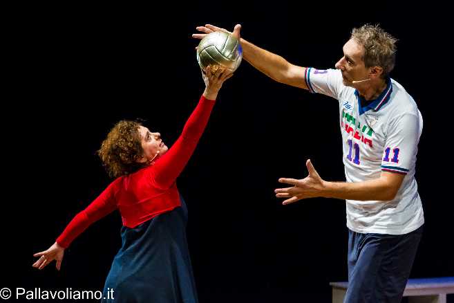 A Tuoro sul Trasimeno in scena "La leggenda del pallavolista volante" con Andrea Zorzi