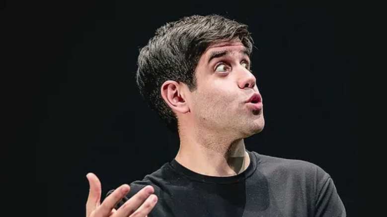 Al Teatro della Concordia di San Costanzo LA NASCITA DEL GIULLARE, da Mistero Buffo di Dario Fo e Franca Rame con Matthias Martelli