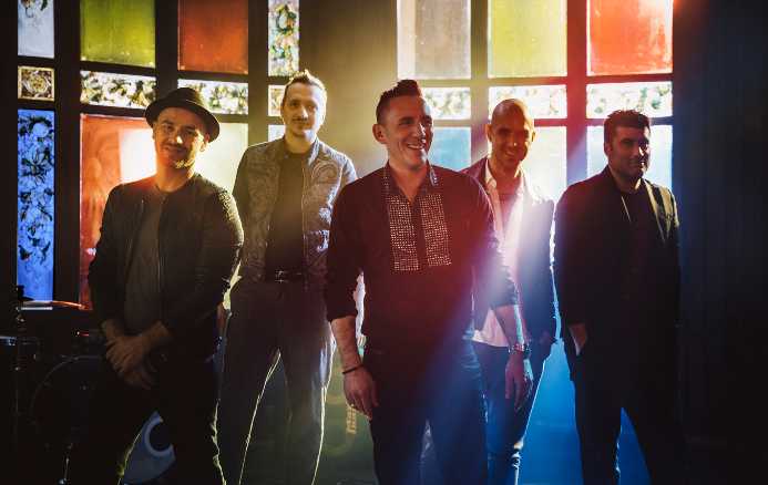 MODÀ - Al Festival di Sanremo nella serata dei duetti con loro LE VIBRAZIONI in "VIENI DA ME"