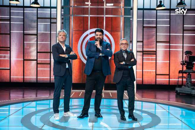 Stasera MASTERCHEF ITALIA: Top 10, ospite Giancarlo Perbellini, prova in esterna con 10 chef internazionali Stasera MASTERCHEF ITALIA: Top 10, ospite Giancarlo Perbellini, prova in esterna con 10 chef internazionali