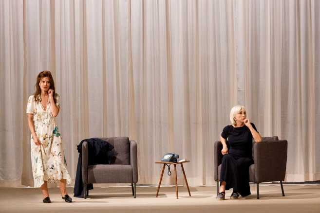 Anna Bonaiuto e Valentina Cervi in ADDIO FANTASMI al Teatro Puccini Anna Bonaiuto e Valentina Cervi in ADDIO FANTASMI al Teatro Puccini