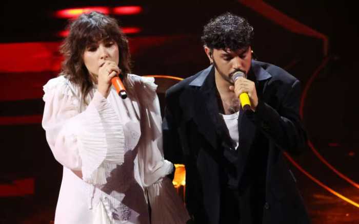 MADAME con IZI in “VIA DEL CAMPO” di Fabrizio De André. La cantautrice scrive una strofa inedita, legando la narrazione a “Il bene nel male”